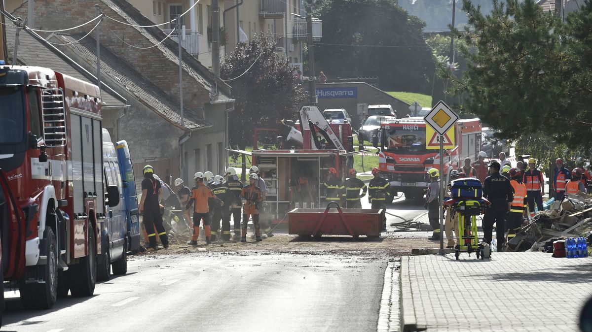 Dva dobrovolní hasiči zemřeli po výbuchu rodinného domu